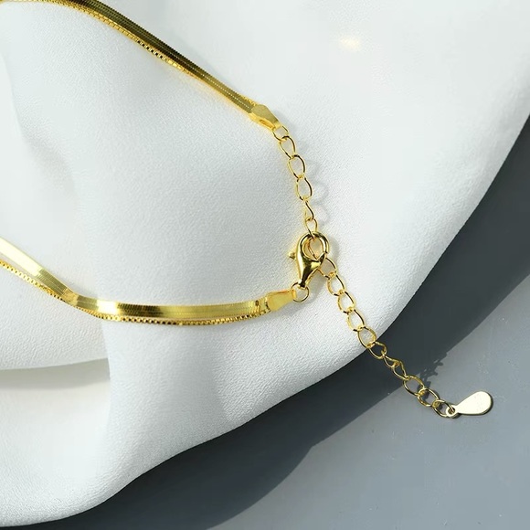 One-Piece Gold Necklace - Picture 6 of 12